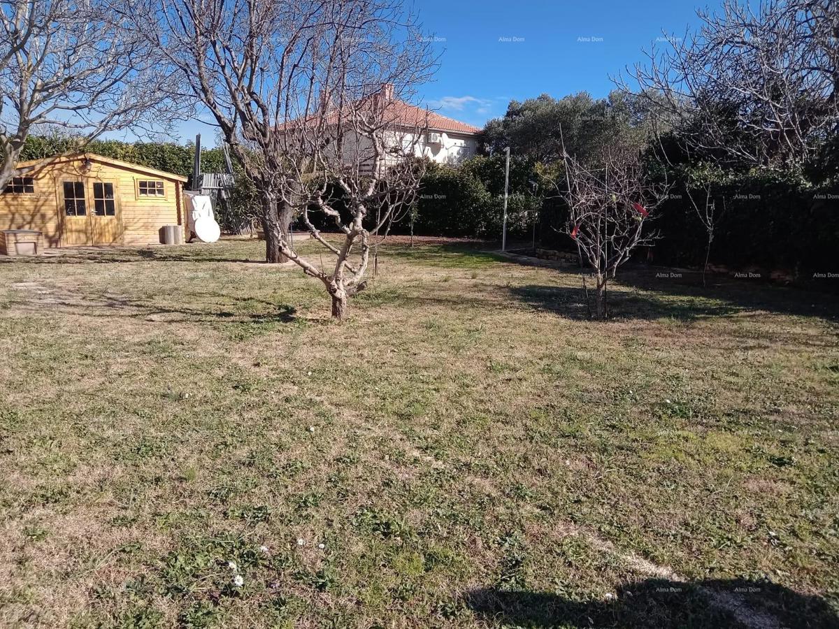 Prodaja velike stanovanjske hiše, primerne za naložbo, Medulin!