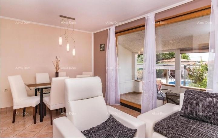 Prizemna hiša s bazenom na mirni lokaciji, Pula