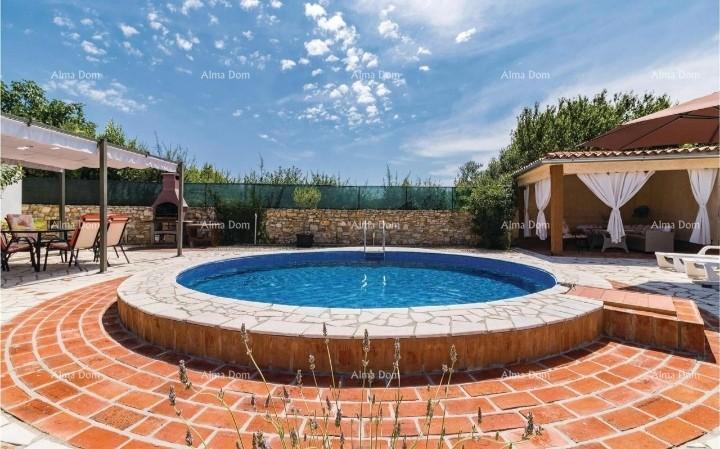 Prizemna hiša s bazenom na mirni lokaciji, Pula