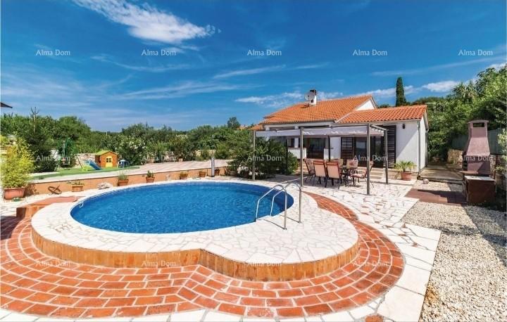 Prizemna hiša s bazenom na mirni lokaciji, Pula