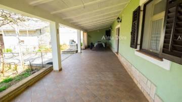 Avtentivna istrska posest blizu Žminja – hiša z velikim potencialom!