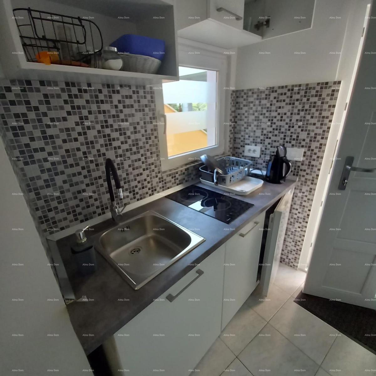 Pješčana Uvala, 200 metrov od plaže in morja, simpatična hišica s tremi apartmaji.