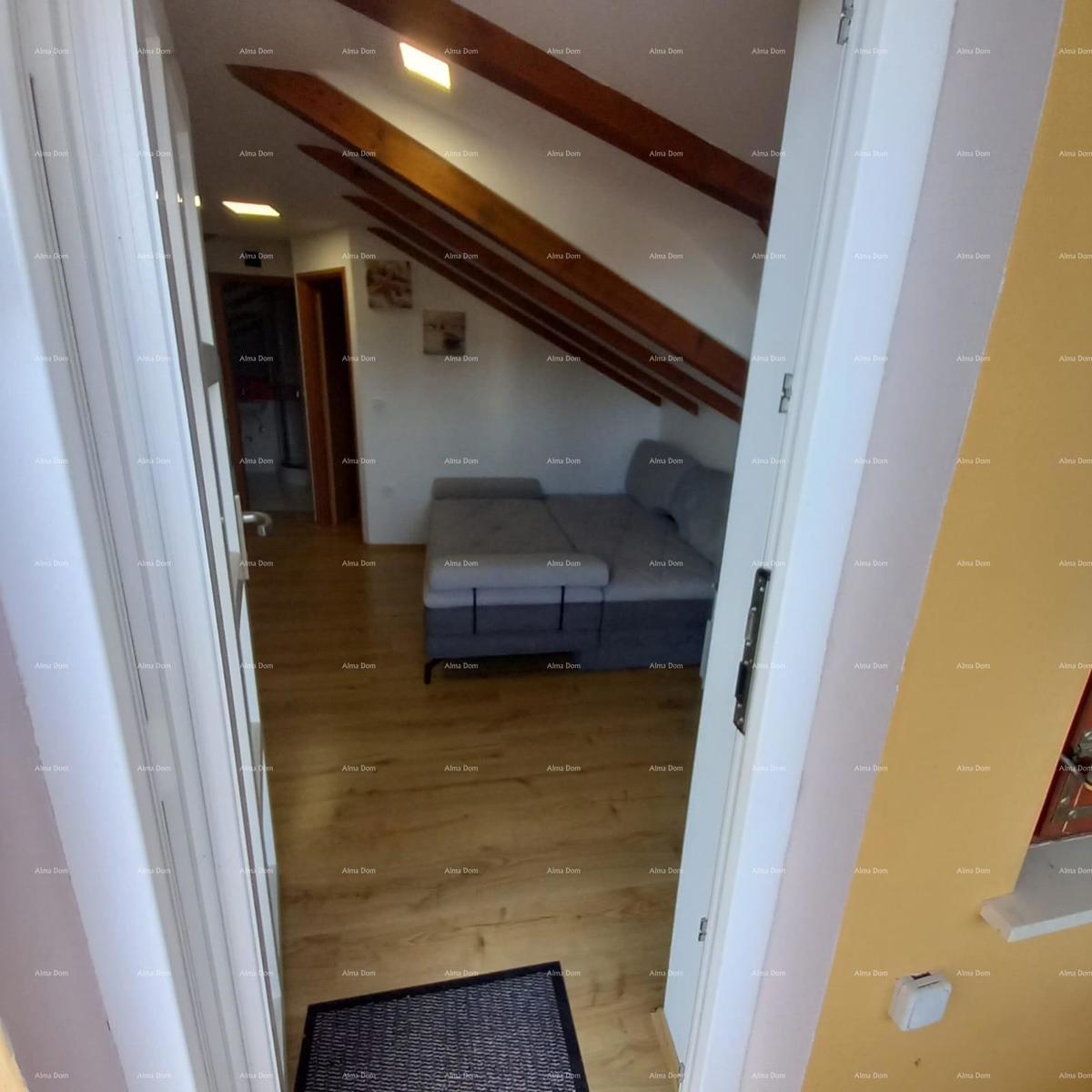 Pješčana Uvala, 200 metrov od plaže in morja, simpatična hišica s tremi apartmaji.