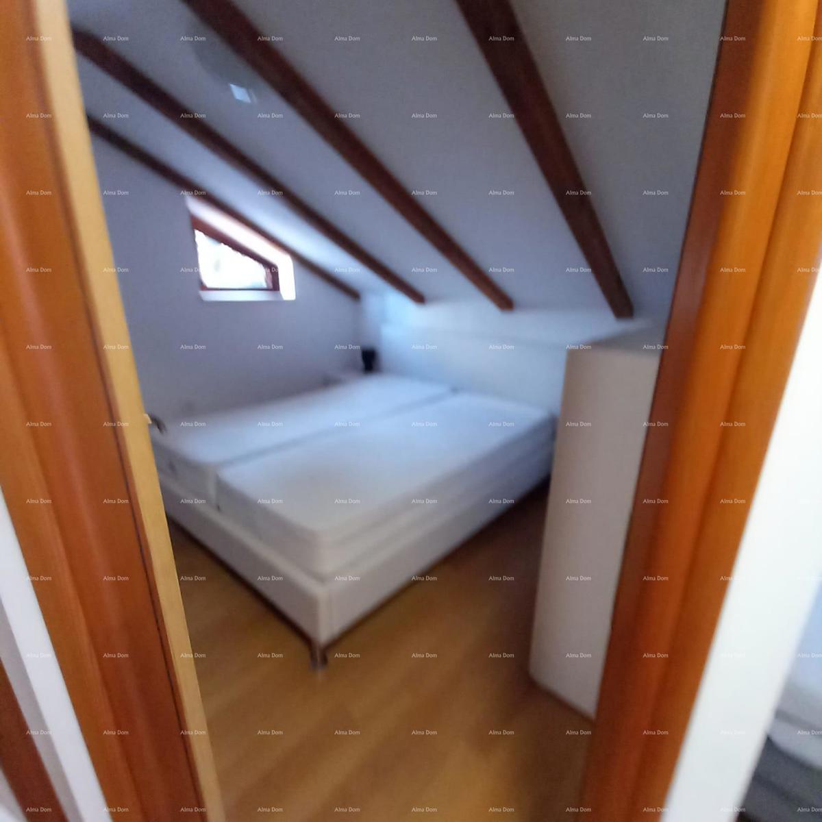 Pješčana Uvala, 200 metrov od plaže in morja, simpatična hišica s tremi apartmaji.