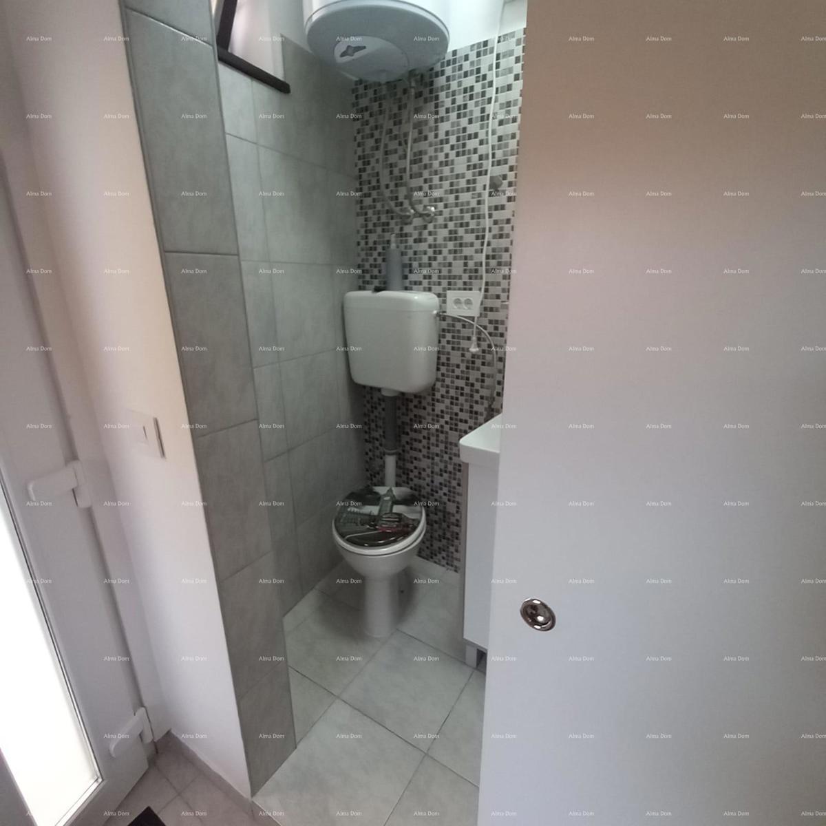 Pješčana Uvala, 200 metrov od plaže in morja, simpatična hišica s tremi apartmaji.