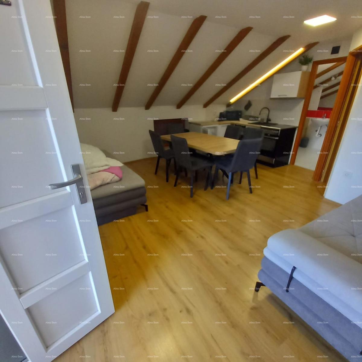 Pješčana Uvala, 200 metrov od plaže in morja, simpatična hišica s tremi apartmaji.