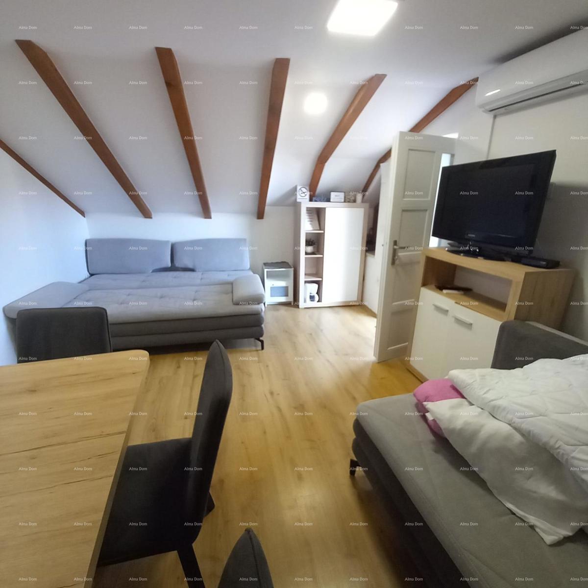 Pješčana Uvala, 200 metrov od plaže in morja, simpatična hišica s tremi apartmaji.