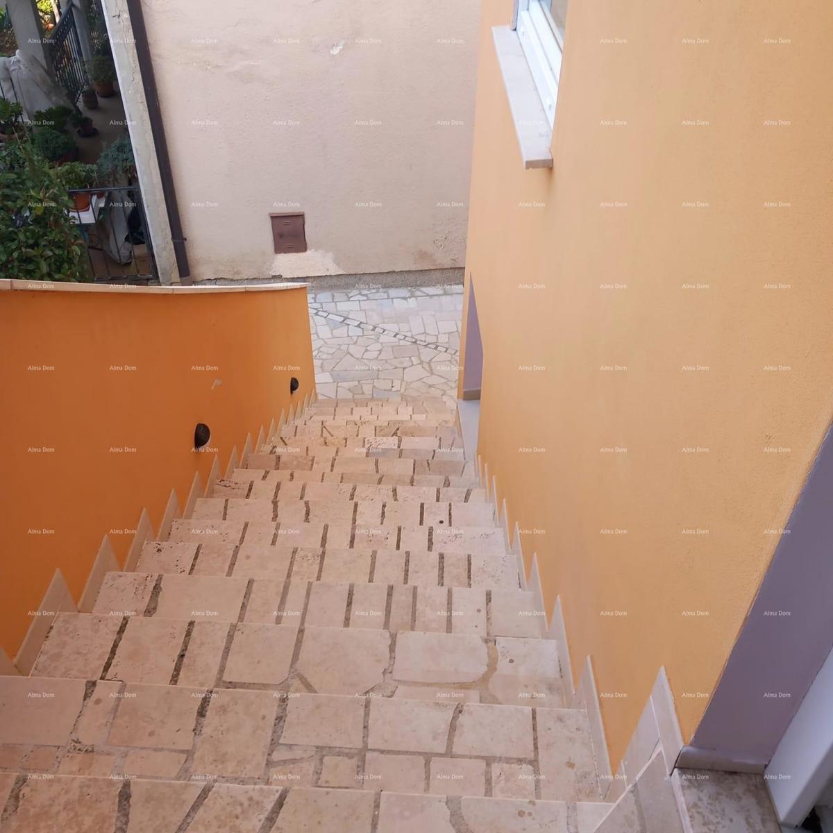 Pješčana Uvala, 200 metrov od plaže in morja, simpatična hišica s tremi apartmaji.