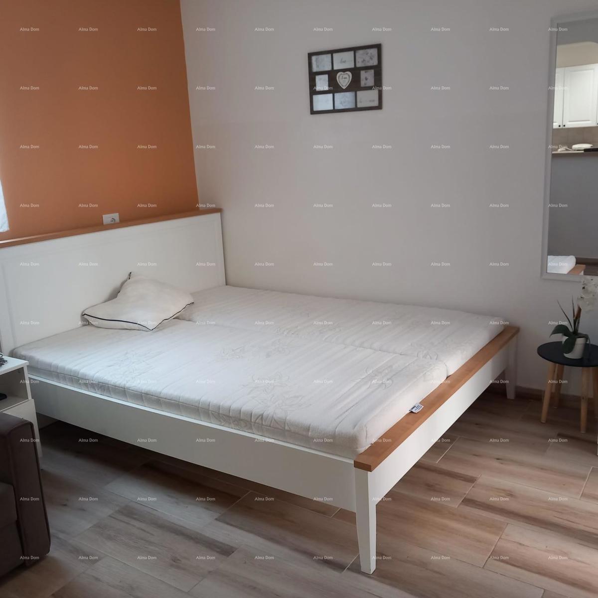 Pješčana Uvala, 200 metrov od plaže in morja, simpatična hišica s tremi apartmaji.