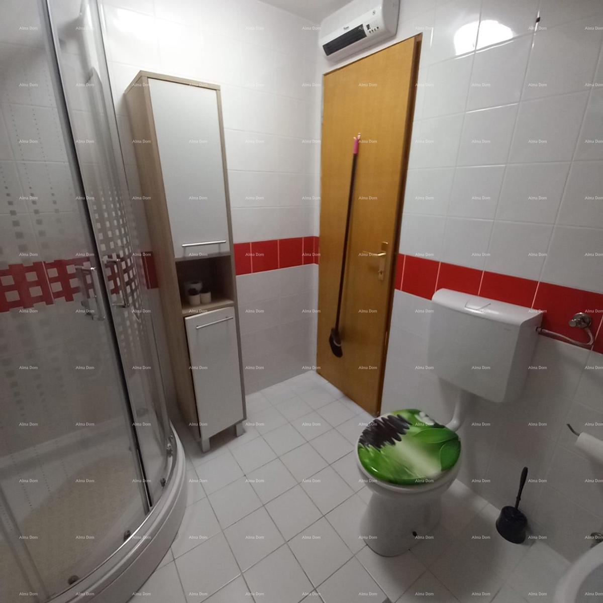 Pješčana Uvala, 200 metrov od plaže in morja, simpatična hišica s tremi apartmaji.