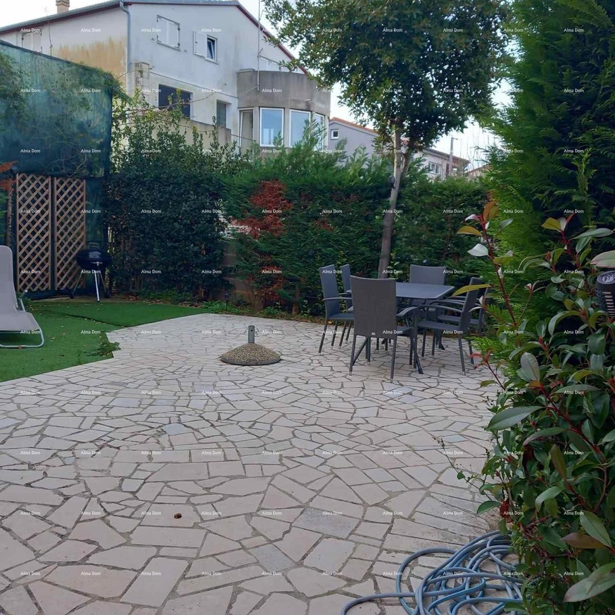 Pješčana Uvala, 200 metrov od plaže in morja, simpatična hišica s tremi apartmaji.