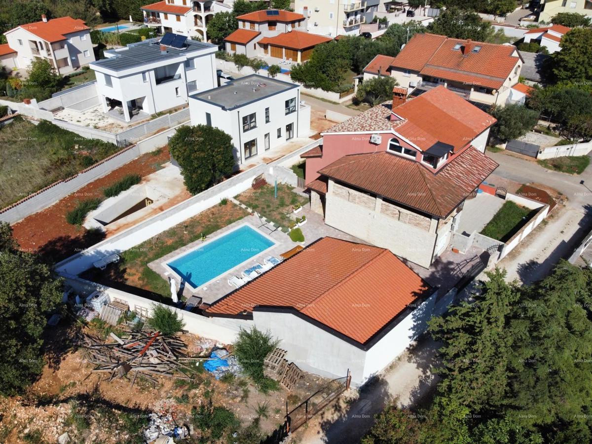 Ližnjan, apartmanska hiša z bazenom.