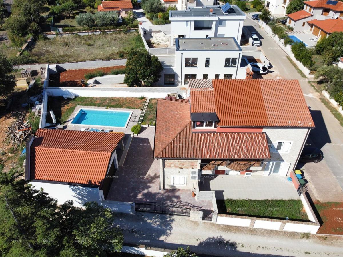 Ližnjan, apartmanska hiša z bazenom.