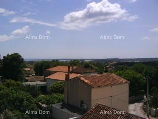 Prodamo atraktivno hišo z dvema apartmajema, LIŽNJAN!