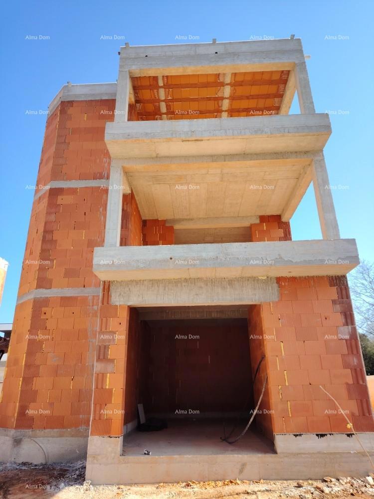 Trosobno stanovanje v 1. nadstropju novogradnje v bližini morja