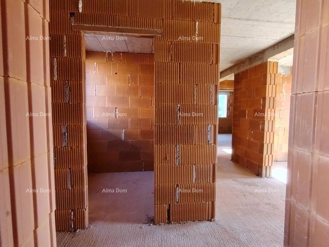 Trosobno stanovanje v 1. nadstropju novogradnje v bližini morja