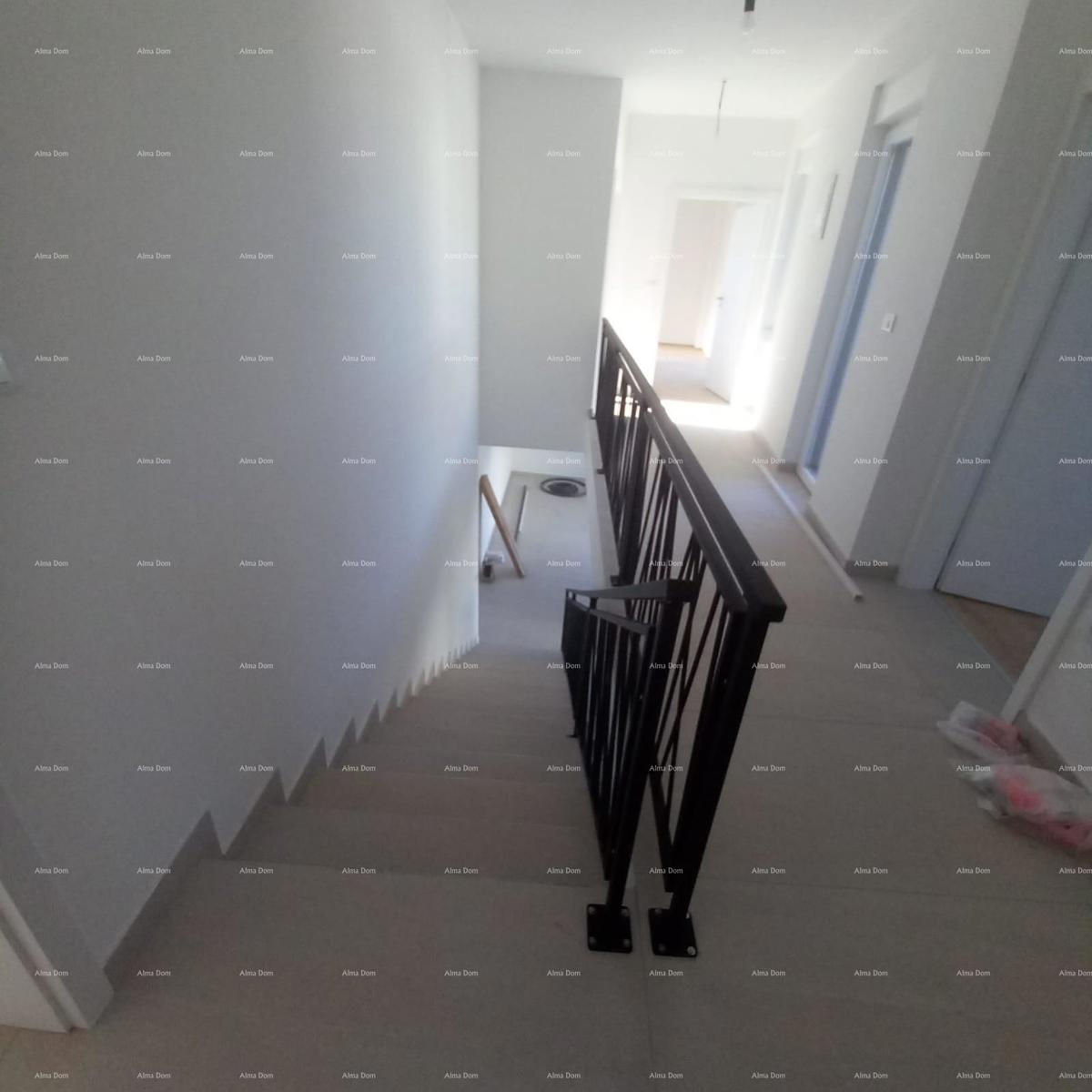 Prodamo novo hišo z bazenom na odlični lokaciji, blizu morja!