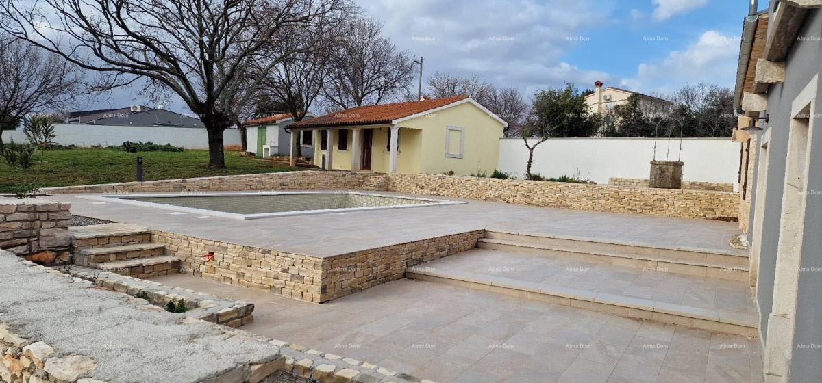 Na prodaju hiša s bazenom in dvoriščem – mirna vas ob Barbanu