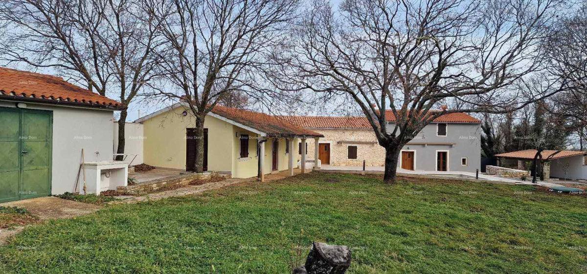 Na prodaju hiša s bazenom in dvoriščem – mirna vas ob Barbanu