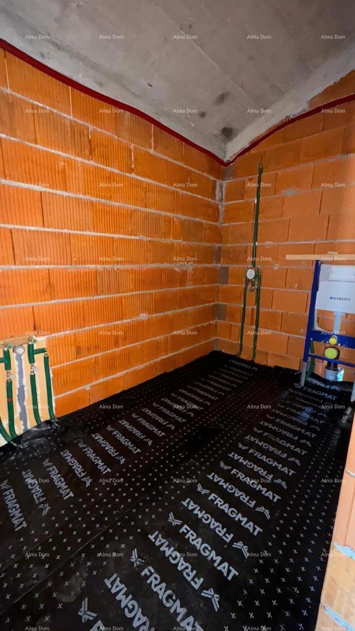 Barban Kožljani, majhna istrska vas, začeta gradnja dveh dvojčkov.