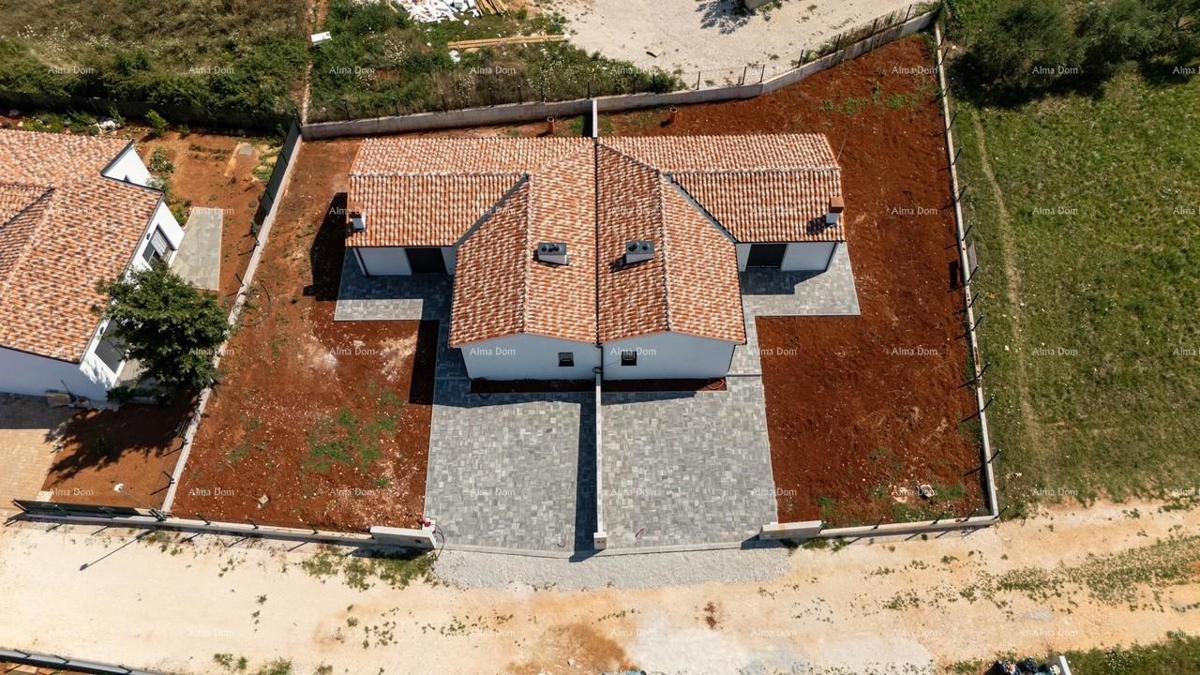Barban Kožljani, majhna istrska vas, začeta gradnja dveh dvojčkov.