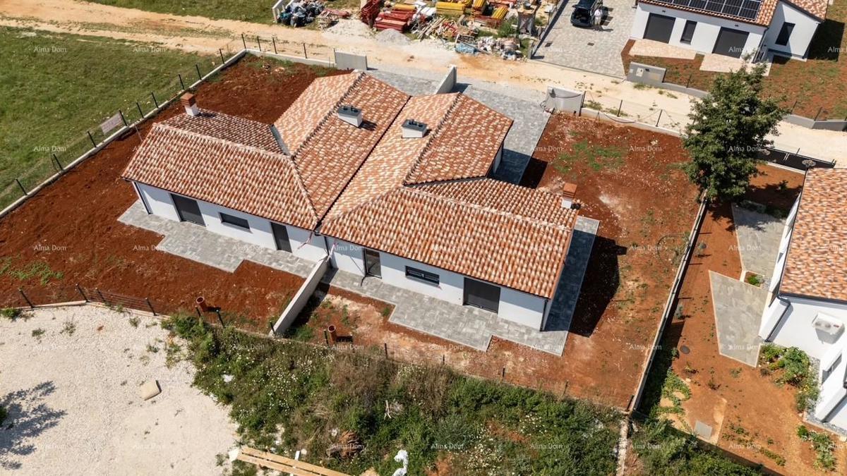 Barban Kožljani, majhna istrska vas, začeta gradnja dveh dvojčkov.