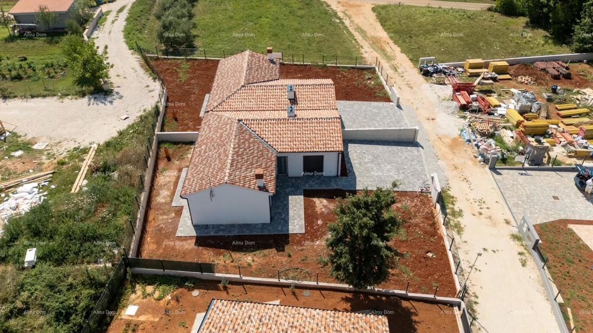 Barban Kožljani, majhna istrska vas, začeta gradnja dveh dvojčkov.