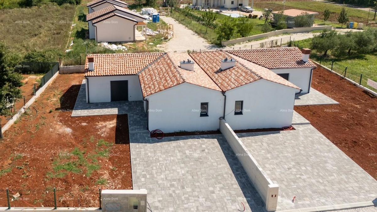 Barban Kožljani, majhna istrska vas, začeta gradnja dveh dvojčkov.