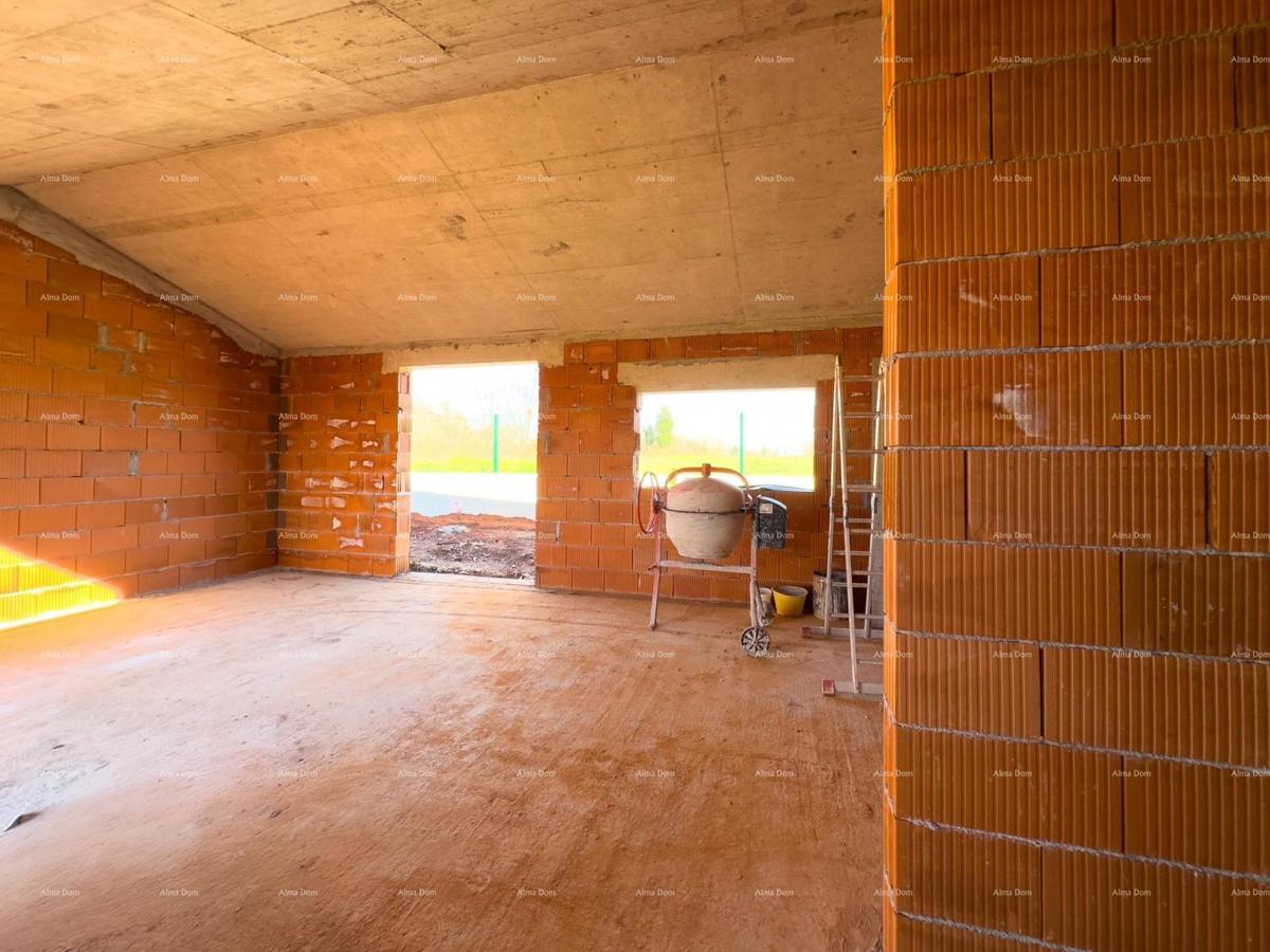 Barban Kožljani, majhna istrska vas, začeta gradnja dveh dvojčkov.