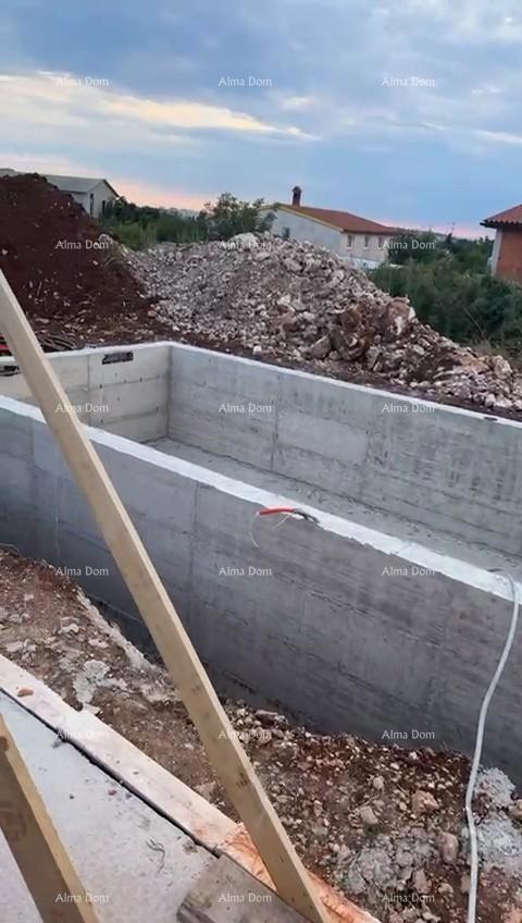 Prodaja družinske hiše s bazenom, v gradnji, Pula!