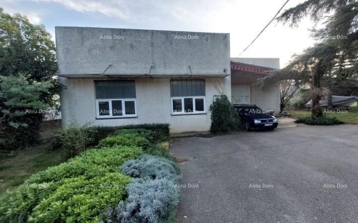 Ližnjan – Poslovna zgrada z dodatnim gradbenim zemljiščem na atraktivni lokaciji v centru