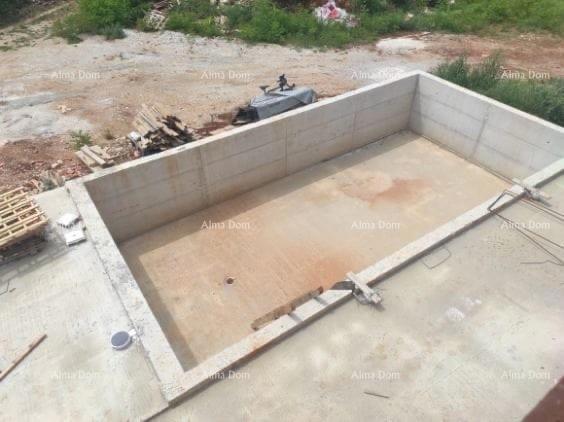 TINJAN – Hiša v gradnji s bazenom in veliko parcelo v srcu Istre
