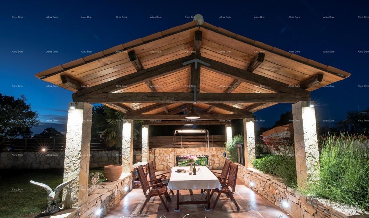 Samostoječa kamena hiša s bazenom, 2 stanova, Juršići