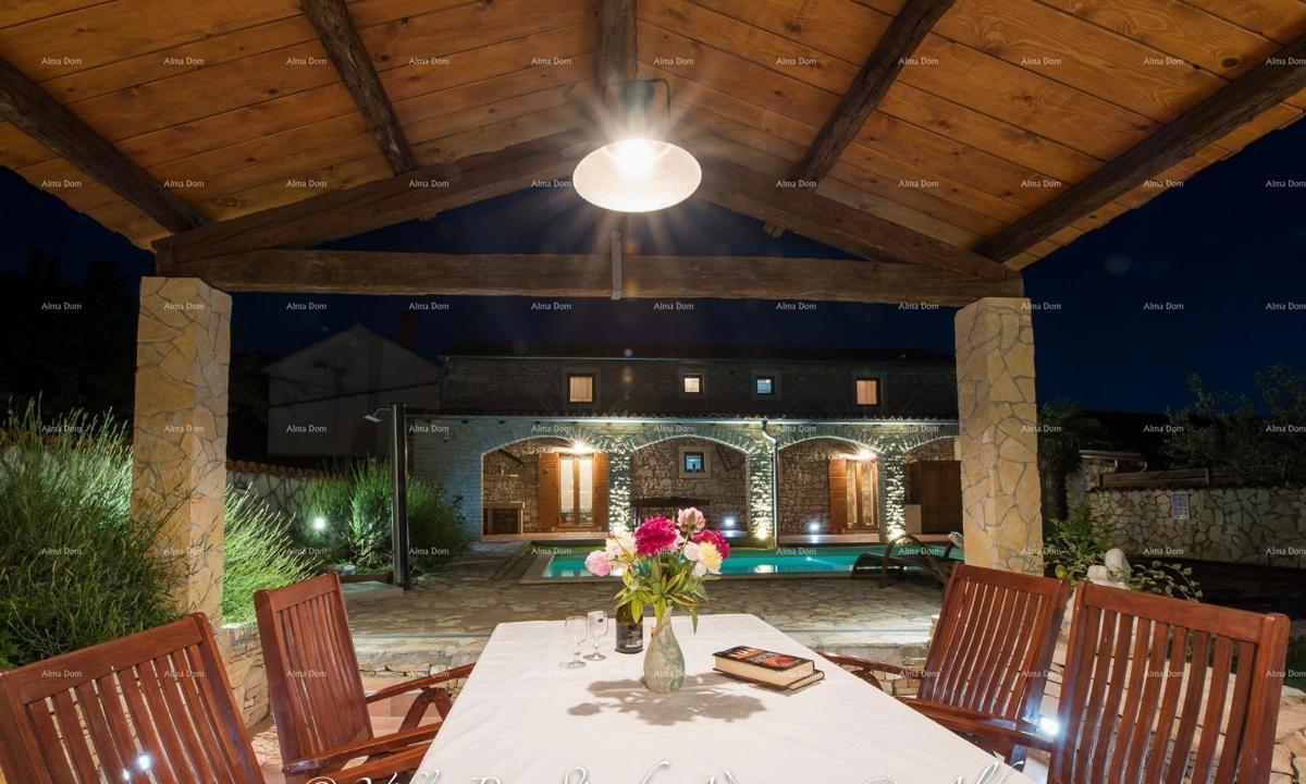 Samostoječa kamena hiša s bazenom, 2 stanova, Juršići