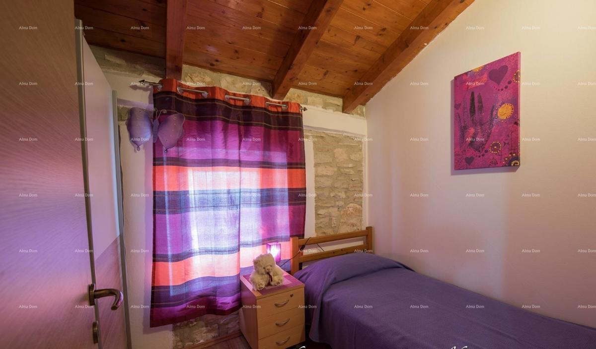 Samostoječa kamena hiša s bazenom, 2 stanova, Juršići