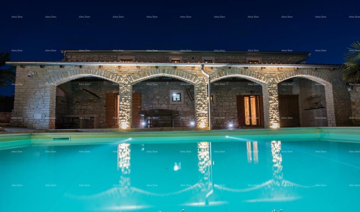 Samostoječa kamena hiša s bazenom, 2 stanova, Juršići