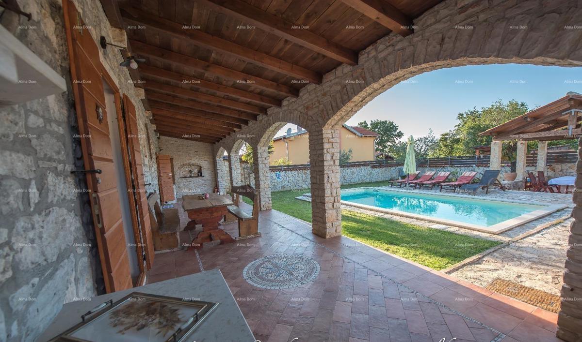 Samostoječa kamena hiša s bazenom, 2 stanova, Juršići