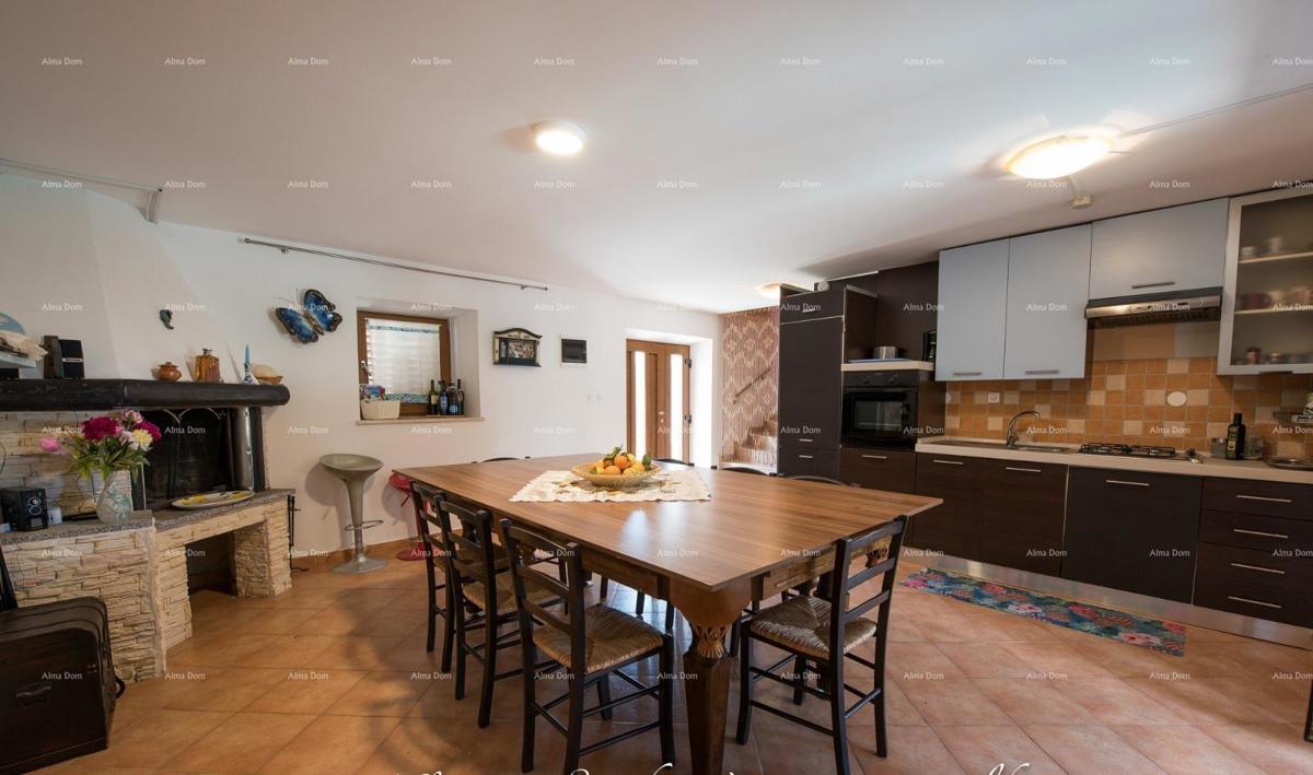 Samostoječa kamena hiša s bazenom, 2 stanova, Juršići