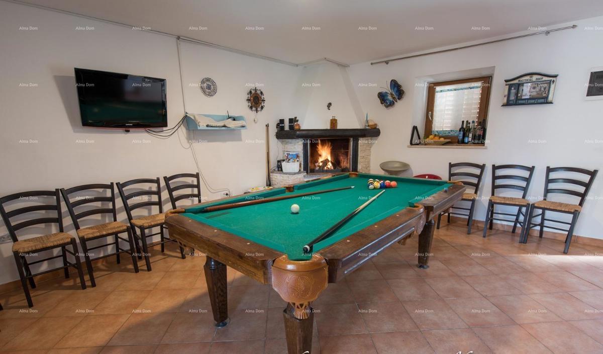 Samostoječa kamena hiša s bazenom, 2 stanova, Juršići