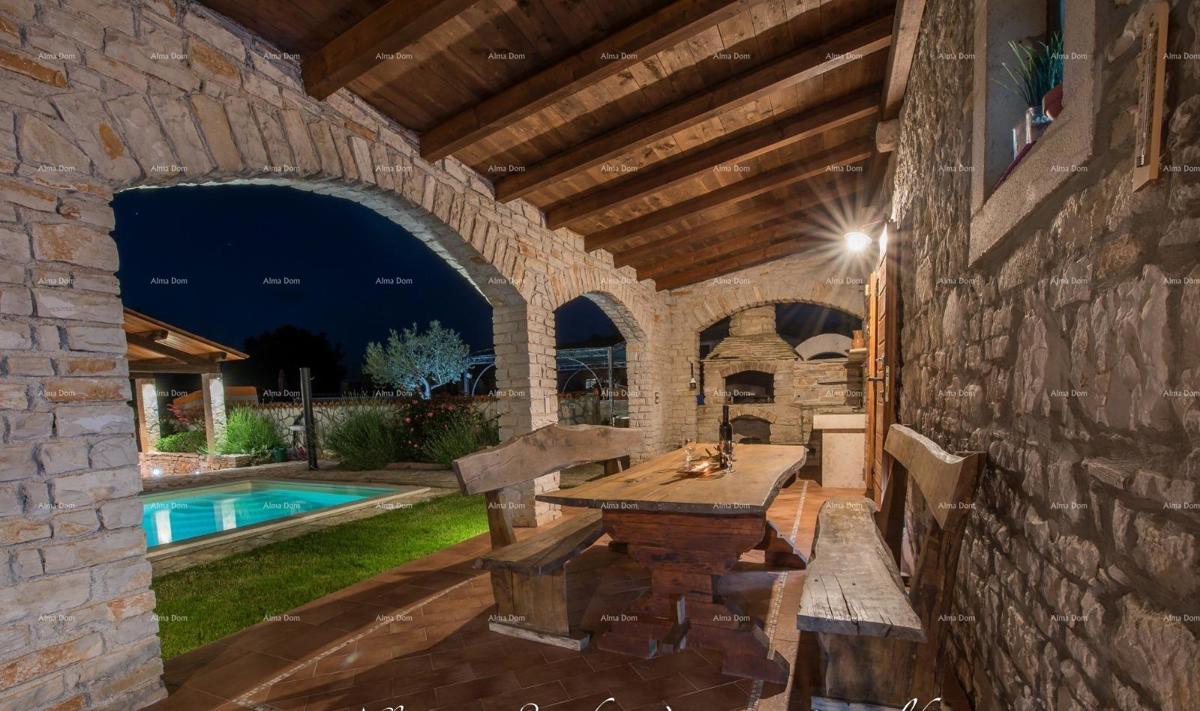 Samostoječa kamena hiša s bazenom, 2 stanova, Juršići