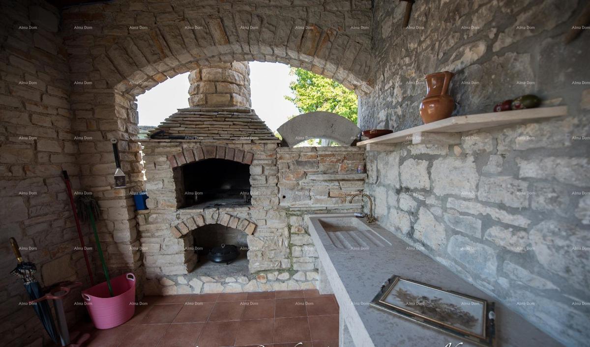 Samostoječa kamena hiša s bazenom, 2 stanova, Juršići