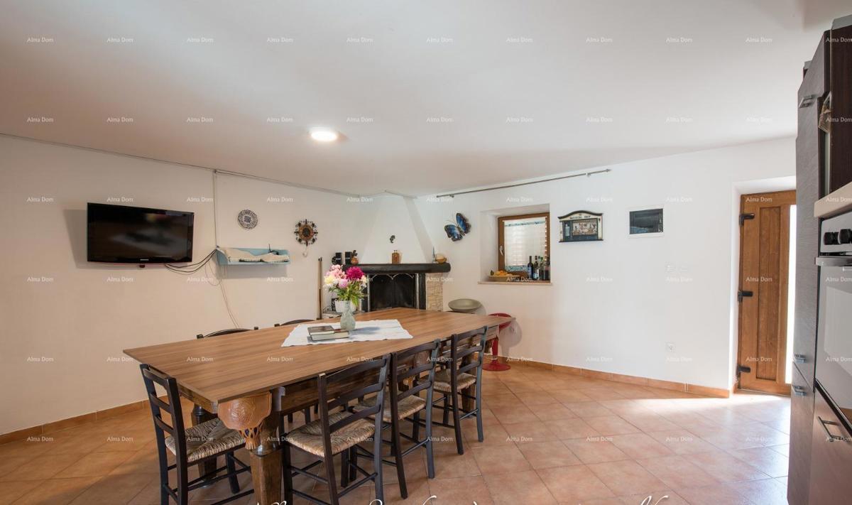 Samostoječa kamena hiša s bazenom, 2 stanova, Juršići