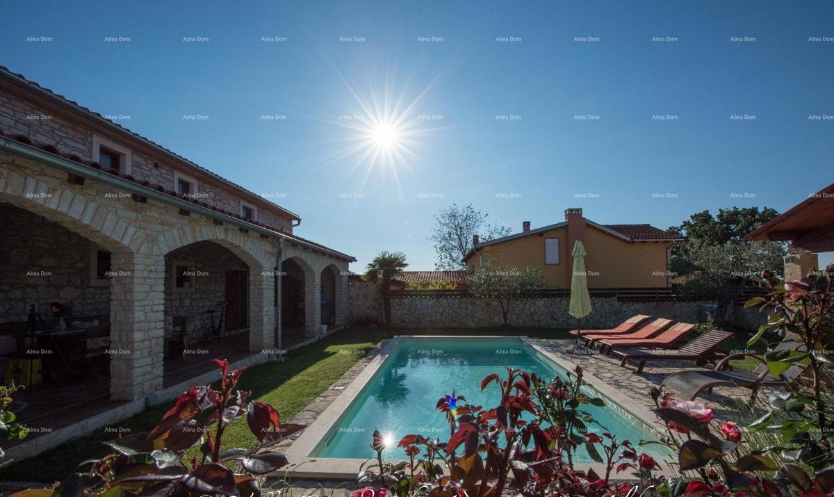 Samostoječa kamena hiša s bazenom, 2 stanova, Juršići