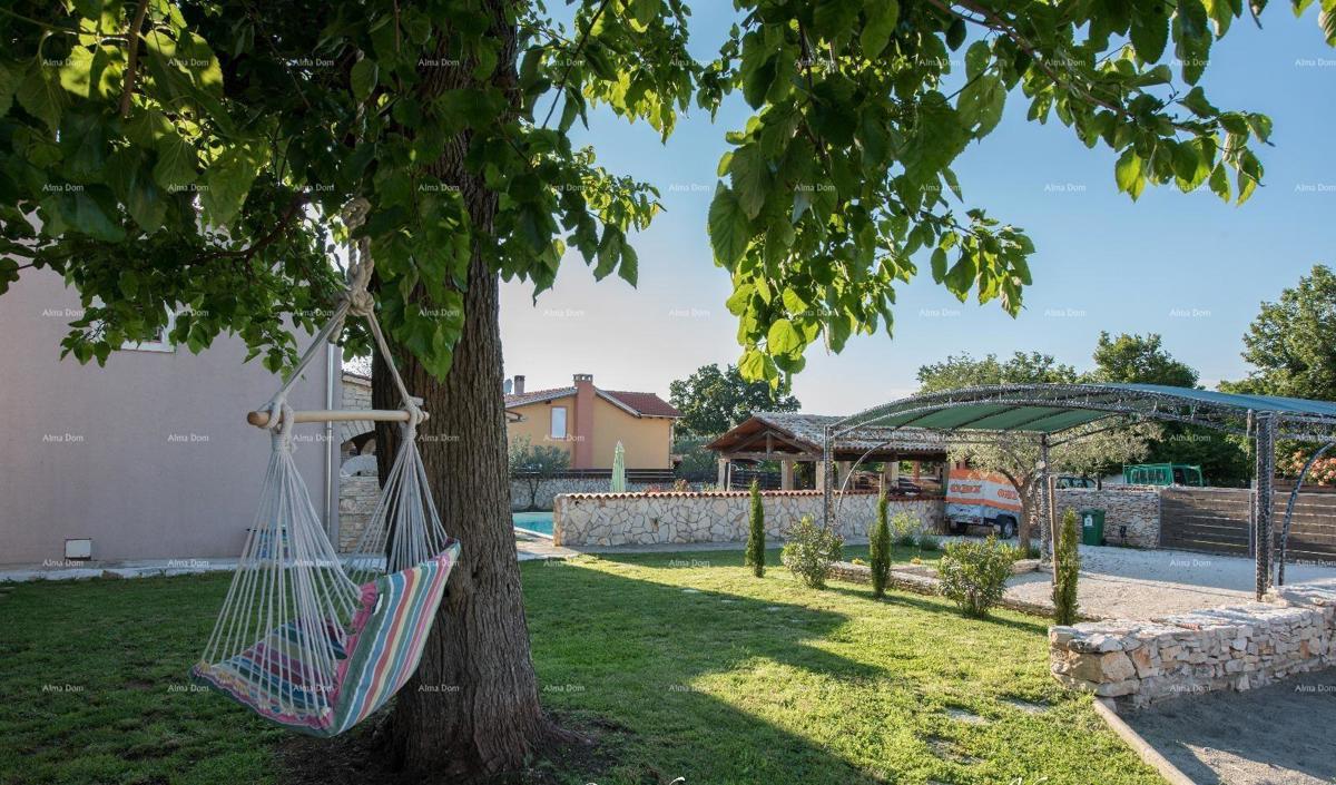 Samostoječa kamena hiša s bazenom, 2 stanova, Juršići