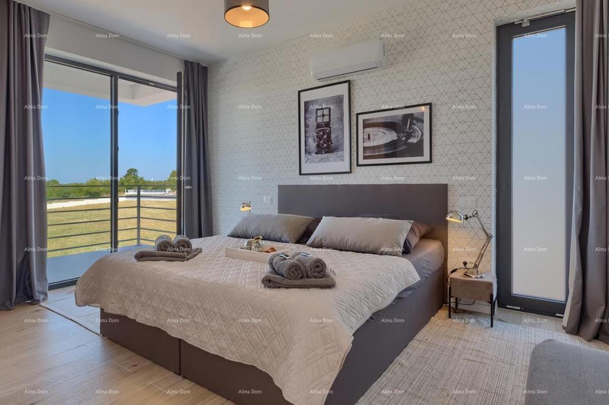 Pula Galižana. Vila s bazenom, zunanjo kuhinjo in pogledom na morje.