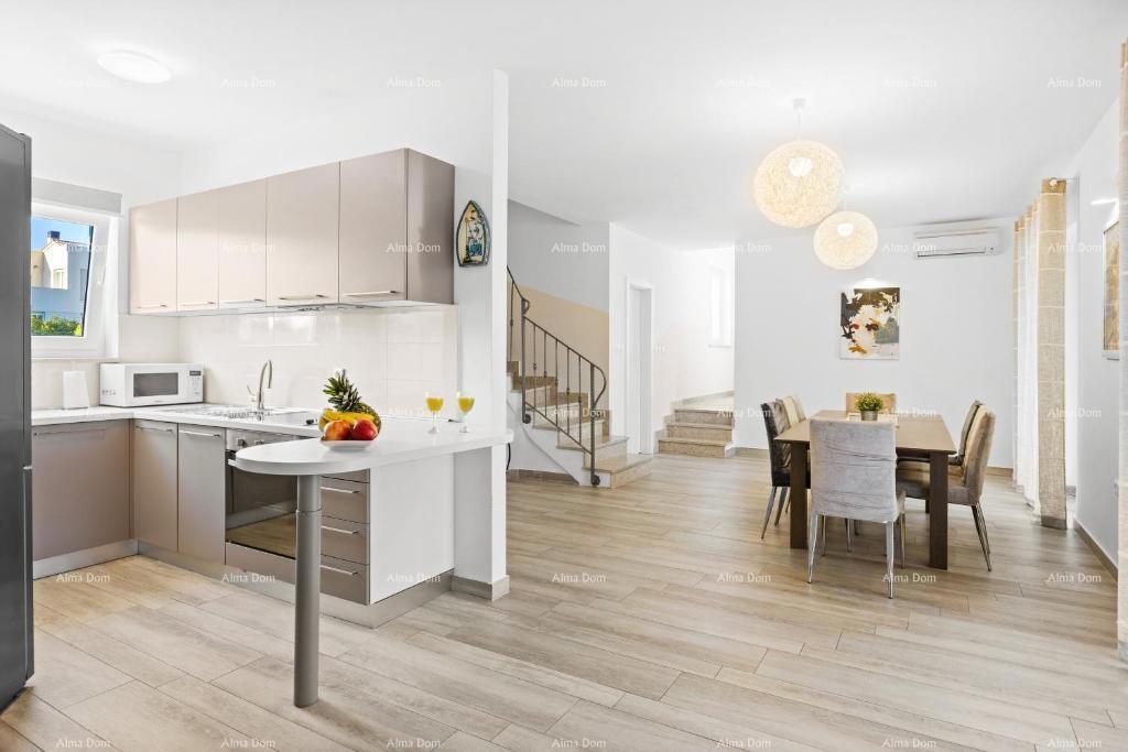 Prodamo čudovito, luksuzno istrsko vilo na atraktivni lokaciji, Pošesi, Medulin!