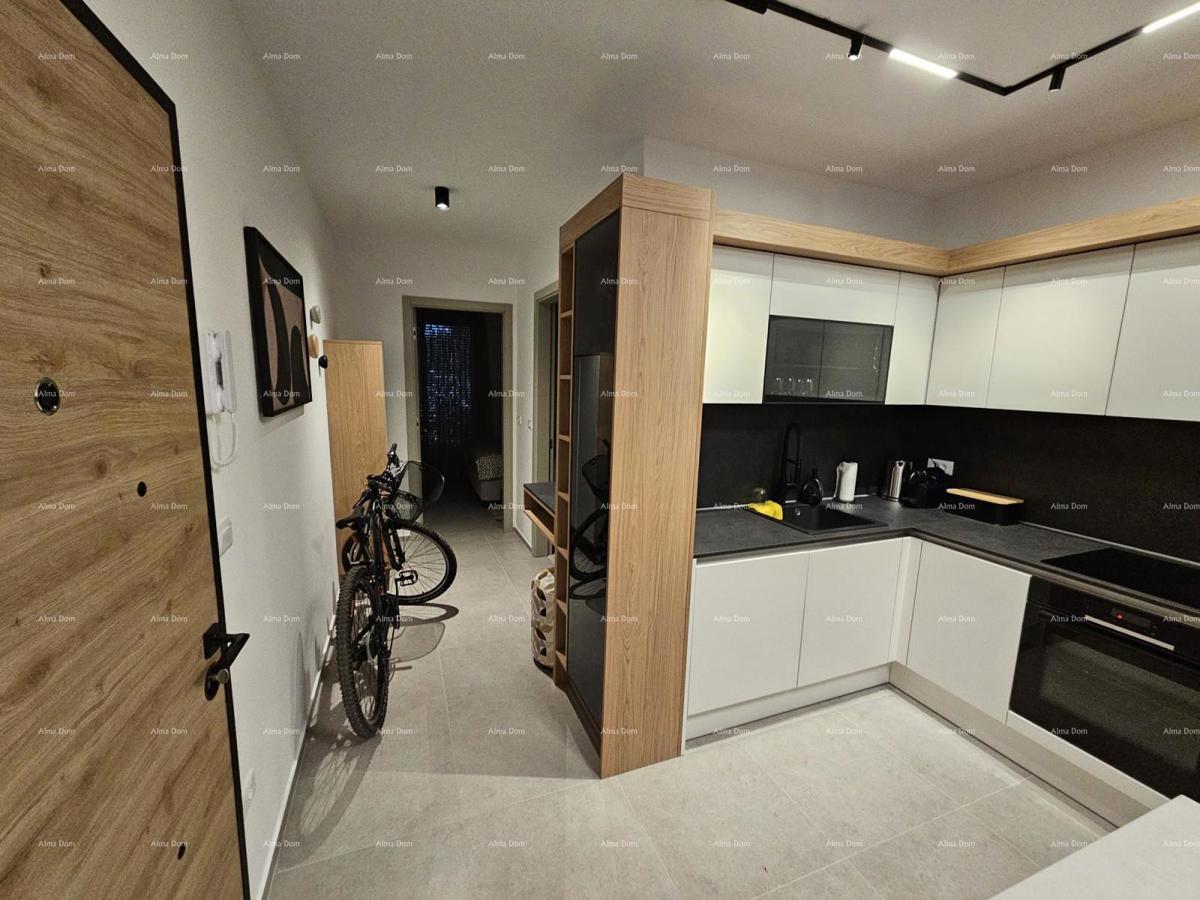 Pula – Nov, moderno opremljen stan s terasom