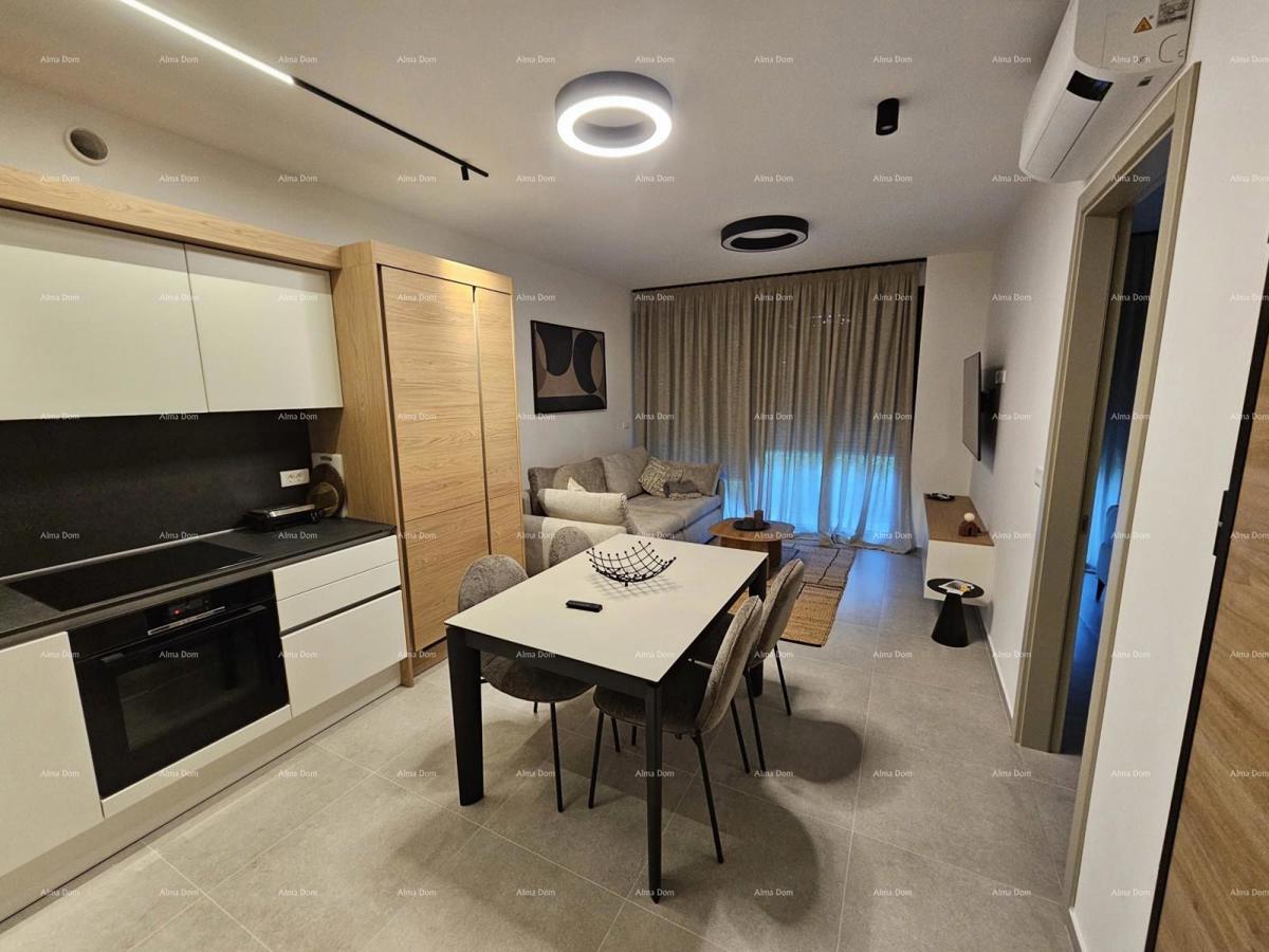 Pula – Nov, moderno opremljen stan s terasom