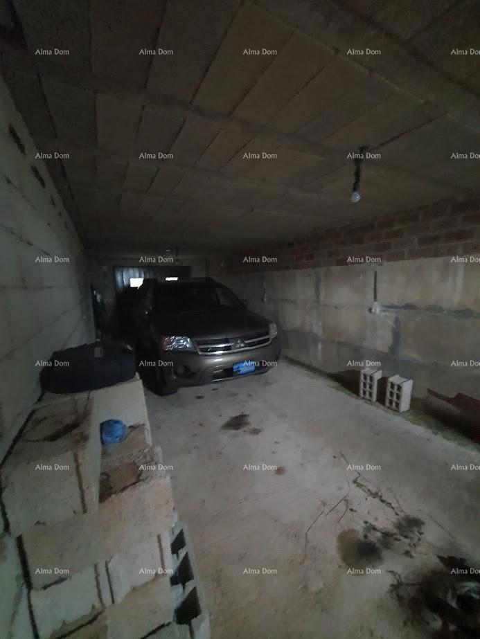 Družinska hiša z garažo, kletjo in možnostjo nakupa dodatnega zemljišča – 30 min od Pule