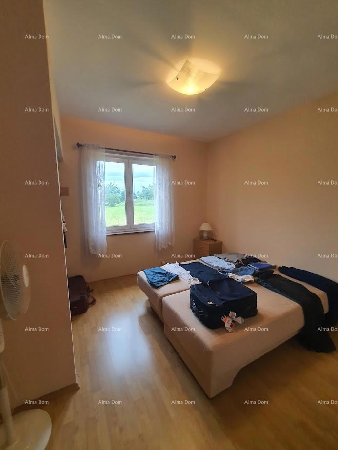 Družinska hiša z garažo, kletjo in možnostjo nakupa dodatnega zemljišča – 30 min od Pule